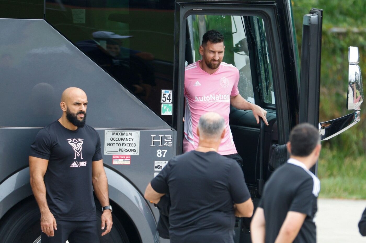 Prima ofertă de muncă pe care bodyguardul lui Leo Messi a primit-o după ce imaginile cu el protejându-l pe argentinian, inclusiv când joacă, au devenit virale în întreaga lume! I-a fost propus un salariu mai mare
