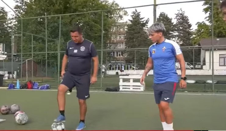 Lăcrămioara Perijoc lovește cu foc! Pugilista are calități pentru a fi o bună jucătoare de ftobal și a fost antrenată timp de o oră de Narcis Răducan: „Îmi place să joc mijlocaș central pentru că eu alerg mult” | VIDEO EXCLUSIV DRUMUL SPRE PARIS