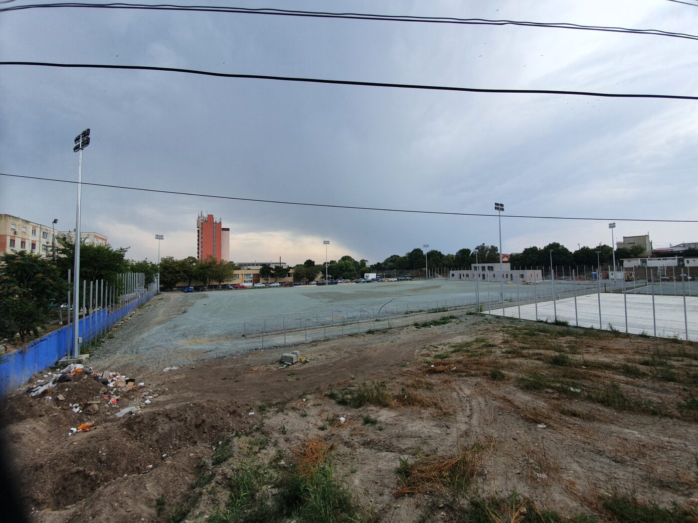 ”Nu lucrează la stadion în timpul sezonului estival”. Vipia de peste vară a “topit” șantierul pentru noua bază sportivă din orașul unde au evoluat Bumbescu, Bărbulescu, Alibec și Săpunaru | EXCLUSIV