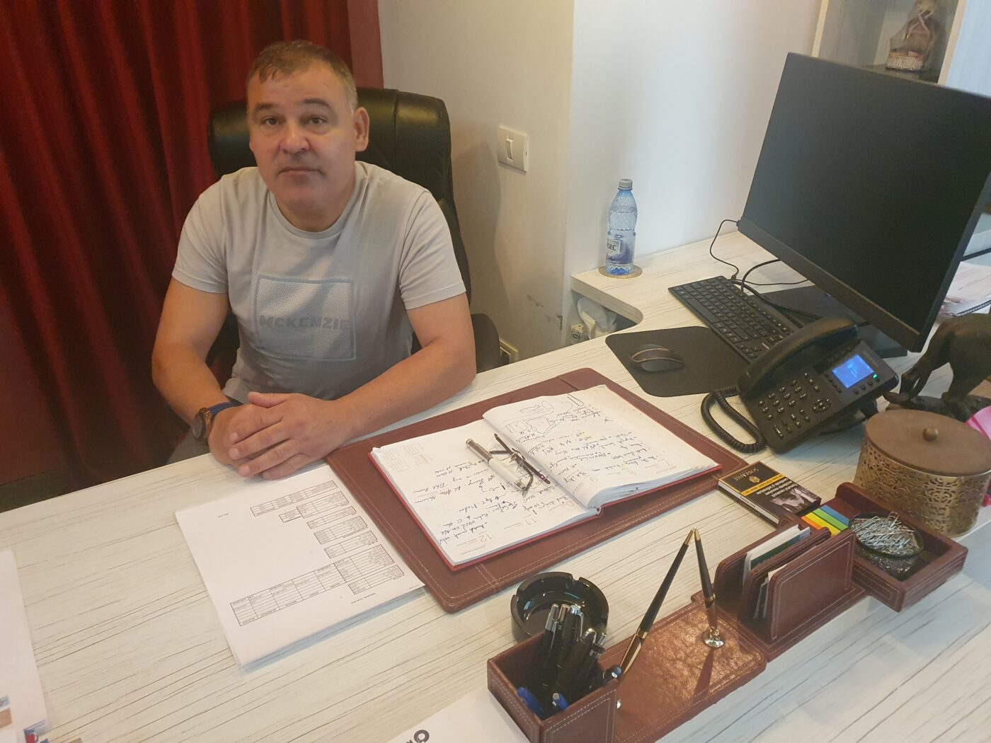 „Intrasem în transă. Voiam să mă întorc acasă după o lună. Am fost la un pas să fiu arestat”. Una dintre vedetele Ligii 1 din anii ‘90 vorbește despre experiența traumatizantă de peste hotare și prăbușirea fotbalului românesc de azi: „Acum aș defila la națională, înaintea lui Coman!” | FOTO&VIDEO EXCLUSIV