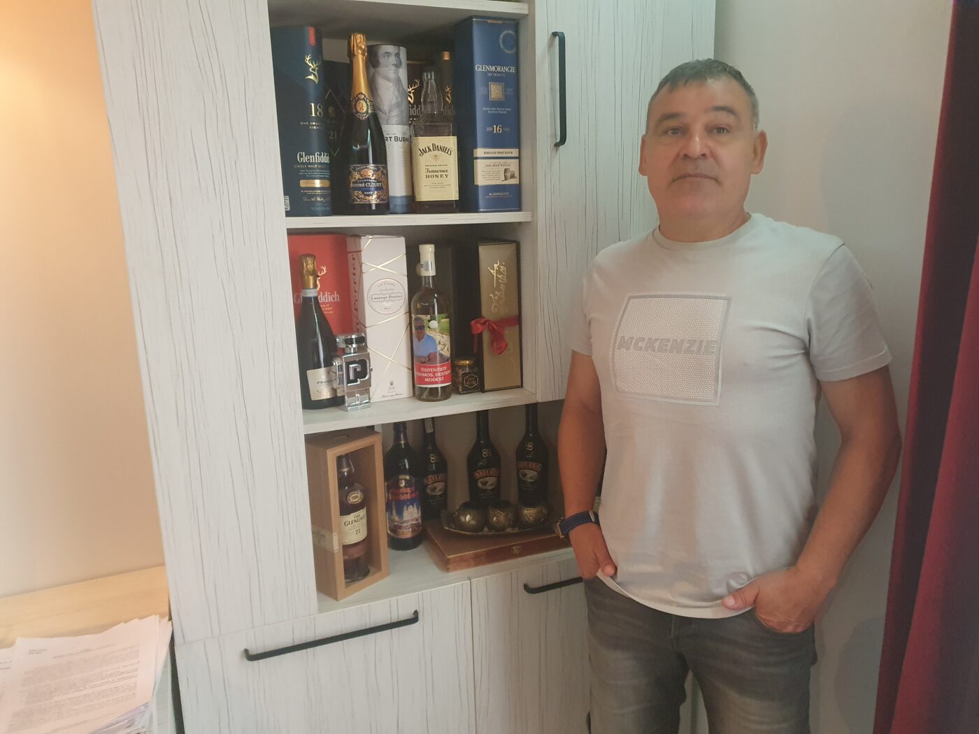 „M-am trezit cu o primă de 10.000 de dolari de la Copos”. Gică Butoiu combate teoria zgârceniei fostului patron din Giulești și povestește cum evita momente jenante în blaturi: „Mai dădeam și goluri, îi lăsam pe fundași să rezolve cazul” | VIDEO ȘI FOTO EXCLUSIV
