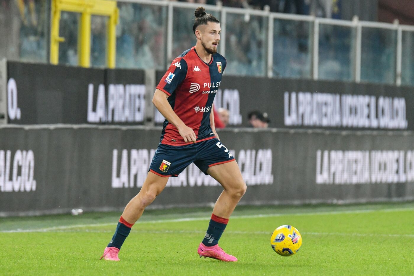 Transferul lui Radu Drăgușin în Premier League devine din ce în ce mai „fierbinte”. Detalii de ultimă oră despre negocierile cu legendarul club englez