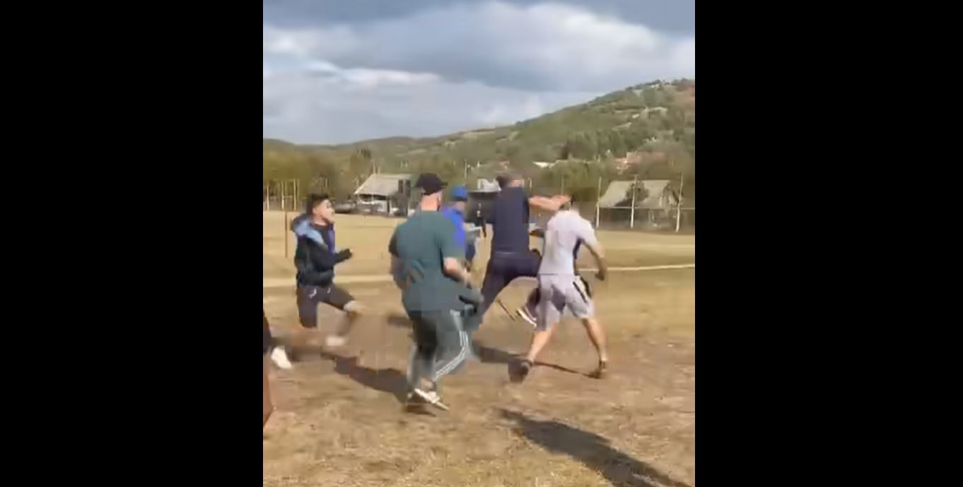 Bătaie incredibilă pe teren în ligile inferioare din România! Şi-au cărat pumni şi picioare, iar „vedeta” a fost o „namilă” ce părea Hulk: „Bă, lasă-l, bă! Ce se bat ăştia! Ai filmat?” | VIDEO