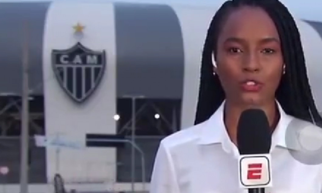Ce se întâmplă în spatele tinerei care transmitea în direct de la stadion! Momentul s-a viralizat instant și are peste 6 milioane de vizualizări | FOTO & VIDEO