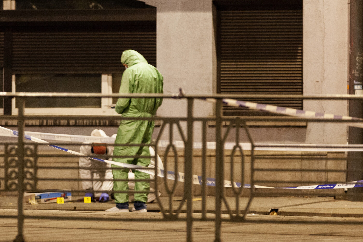 Cine este bărbatul care a comis atentatul terorist din Bruxelles! Au apărut primele imagini din momentul în care criminalul i-a ucis pe fanii suedezi: atenție, secvențele filmate vă pot afecta emoțional. UPDATE: Teroristul a fost împușcat mortal de polițiștii belgieni | VIDEO
