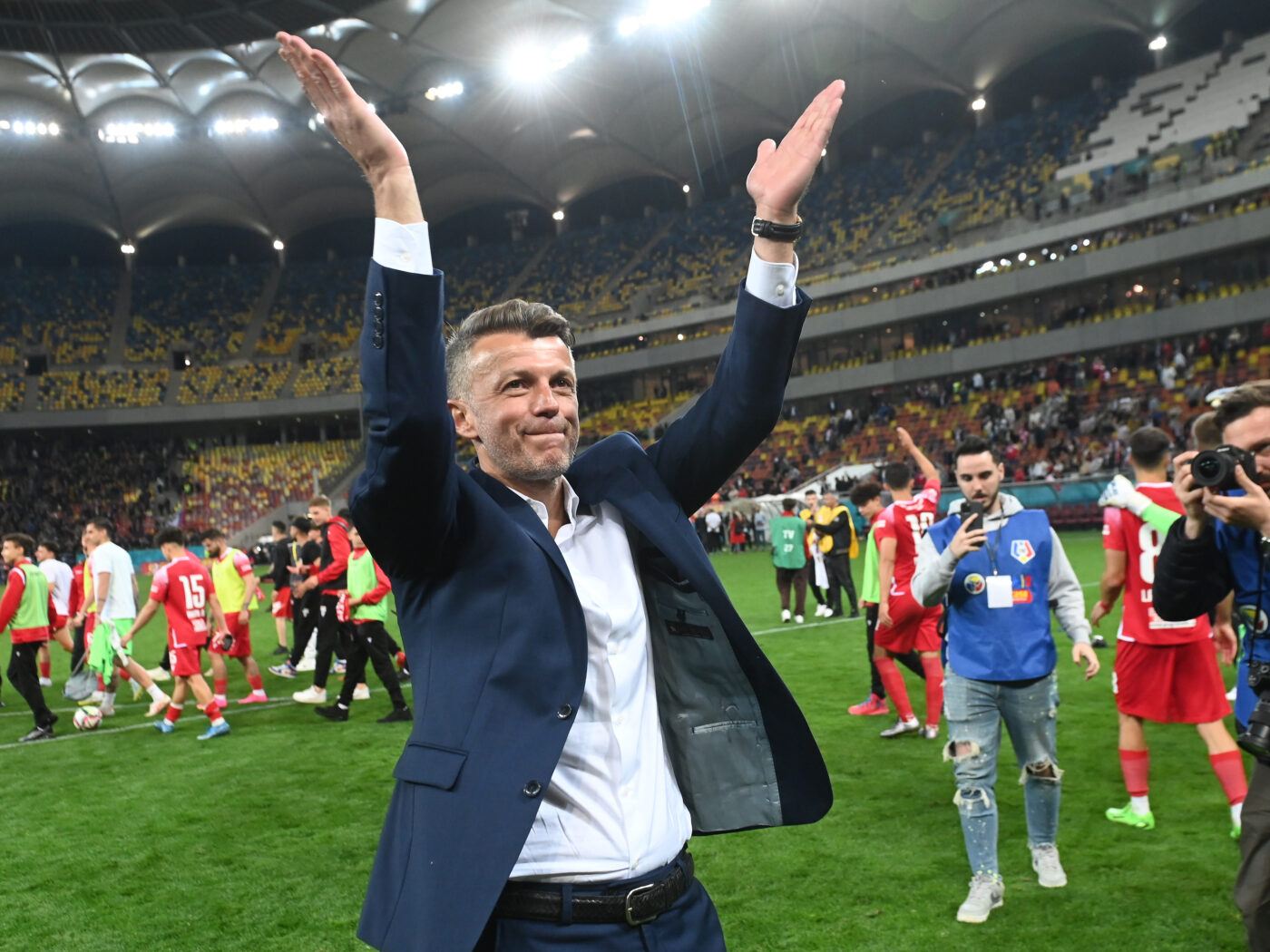 Ovidiu Burcă, rețeta succesului la Dinamo! Antrenorul i-a convins pe jucătorii lui cu filosofia nemaivăzută în România: „Toate cluburile mari încearcă asta! Nu mai e ca pe vremuri, acesta e fotbalul modern” | VIDEO