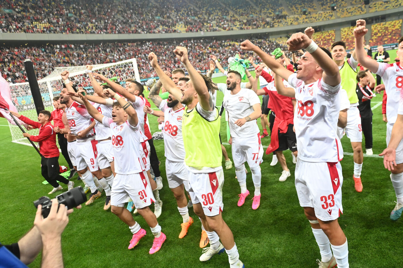S-a lăsat de fotbal după ce a dus-o pe Dinamo în Superliga și acum e antrenor de fitness!