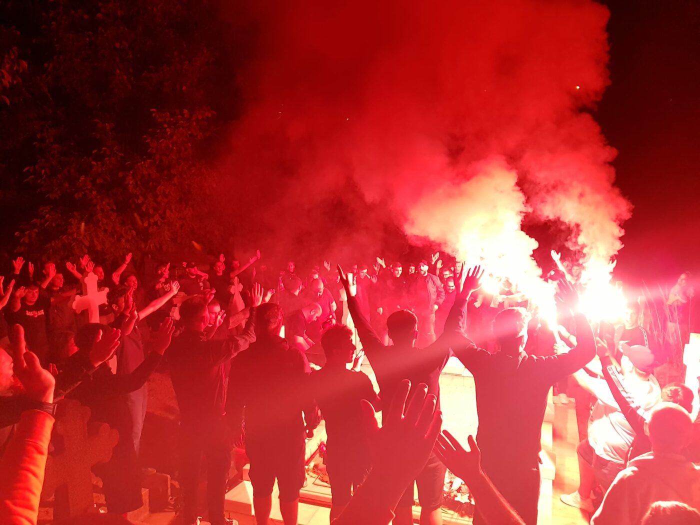 Atmosferă emoționantă la mormântul lui Cătălin Hîldan. Suporterii lui Dinamo au aprins torțe și au cântat pentru „Unicul Căpitan” la 23 de ani de la dispariția sa | FOTO & VIDEO