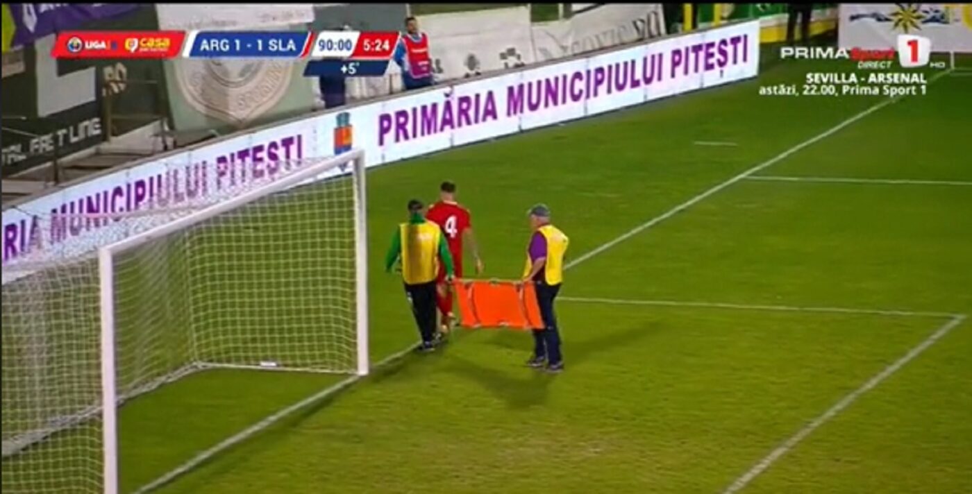 Fază șocantă în fotbalul românesc! Gest fără precedent: un brancardier a luat la șuturi un fotbalist care n-a vrut să iasă de pe teren pe targă | VIDEO