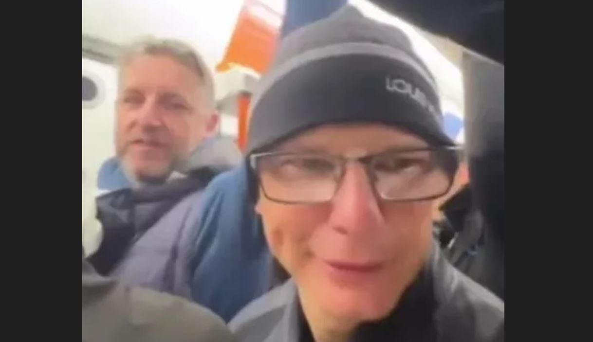 Cine e „tocilarul” ăsta? Fotbalistul s-a dus la meciul fostei rivale cu o căciulă pe cap și ochelari, fiind aproape imposibil de recunoscut!