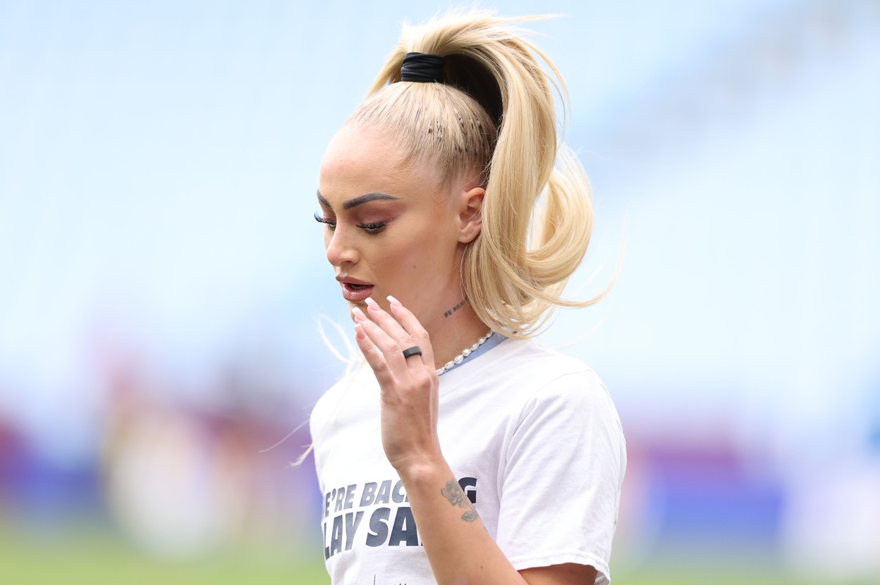 I-a oferit pe loc 104.000 de euro pentru o noapte de amor! Ce reacție a avut cea mai sexy fotbalistă din lume când bodyguardul bărbatului a venit cu propunerea | GALERIE FOTO