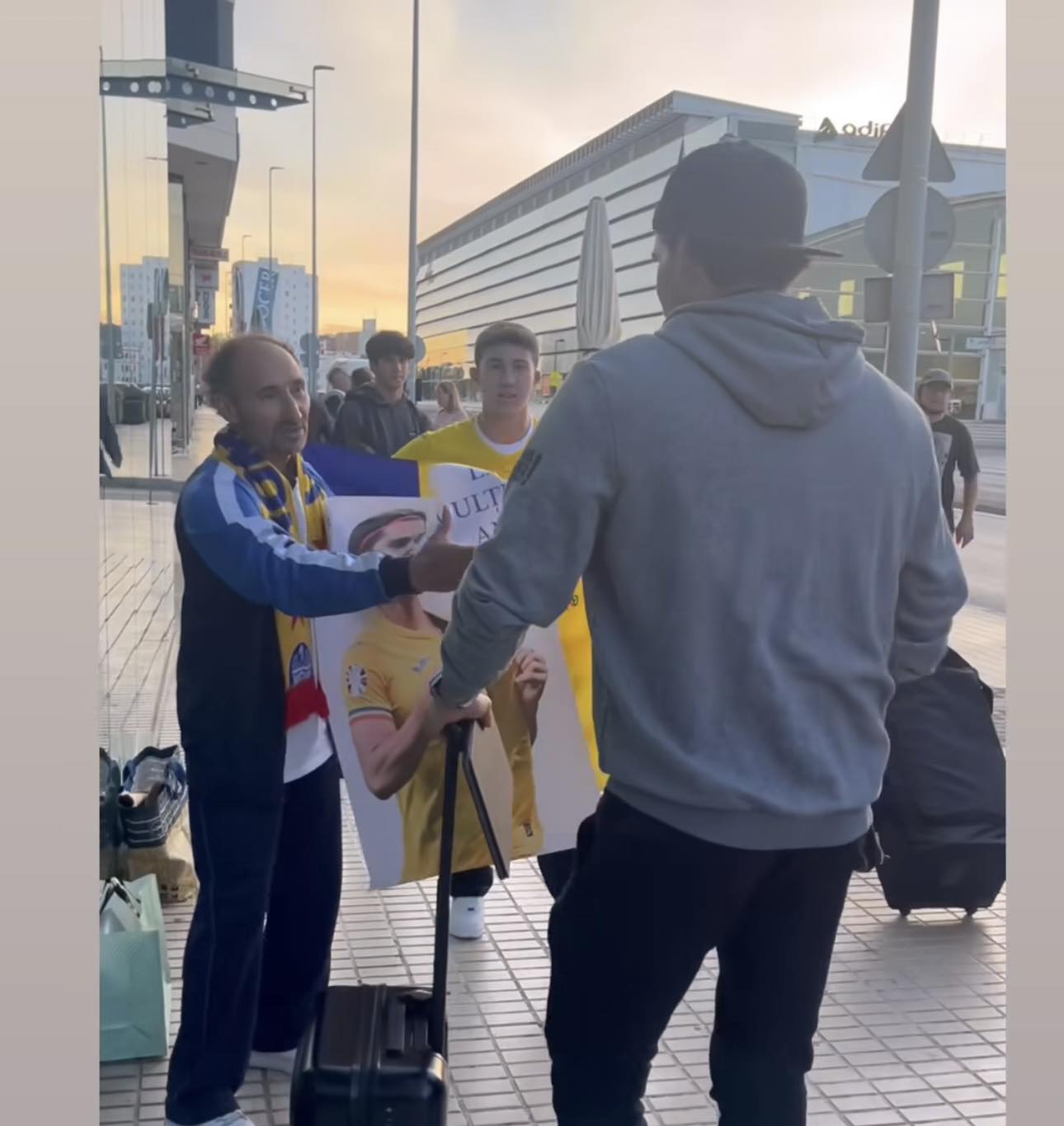 Ianis Hagi, superstar! Cum a fost primit românul în Spania ca un adevărat idol: jucătorii de la Alaves nu au mai văzut asta până acum, la clubul lor! | VIDEO