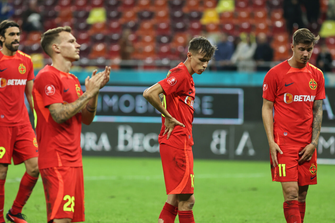 Moda jambierelor tăiate din Superliga i-a scos din minți pe Basarab Panduru şi Nicolae Dică! L-au făcut praf pe Tavi Popescu: „Ce să lărgeşti când tu ai scobitorile alea?” | FOTO