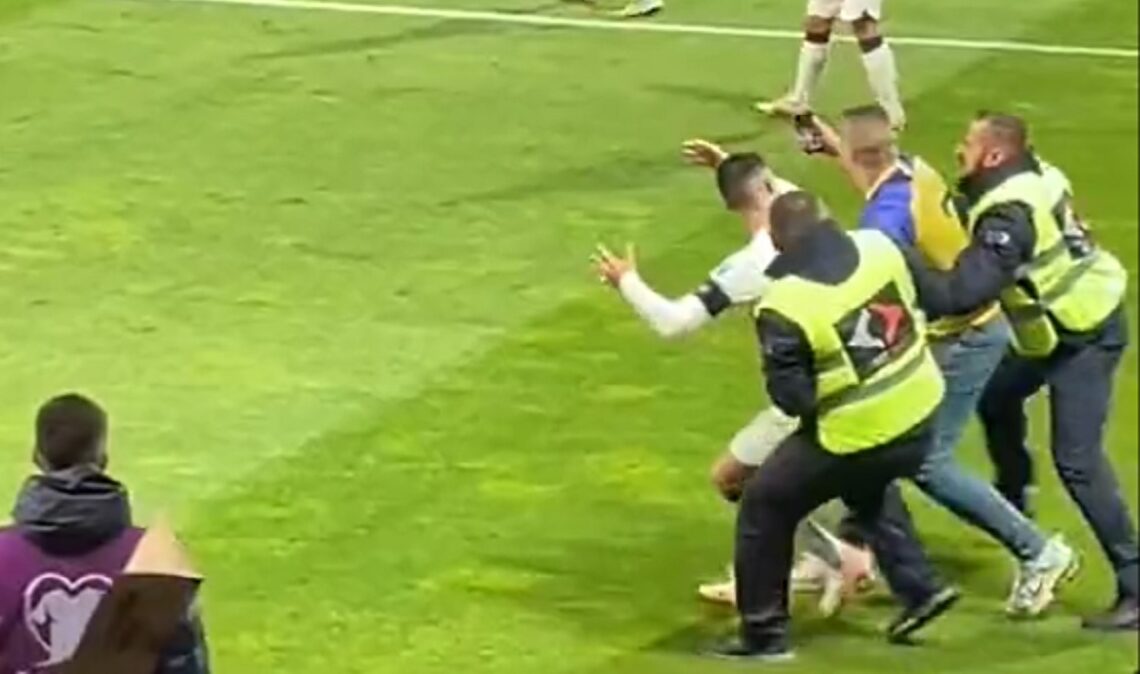 Momente de panică la Bosnia – Portugalia, cu Ronaldo în prim-plan! Starul lusitan a fost atacat de un fan și a fost aproape să fie chiar accidentat de acesta! | VIDEO