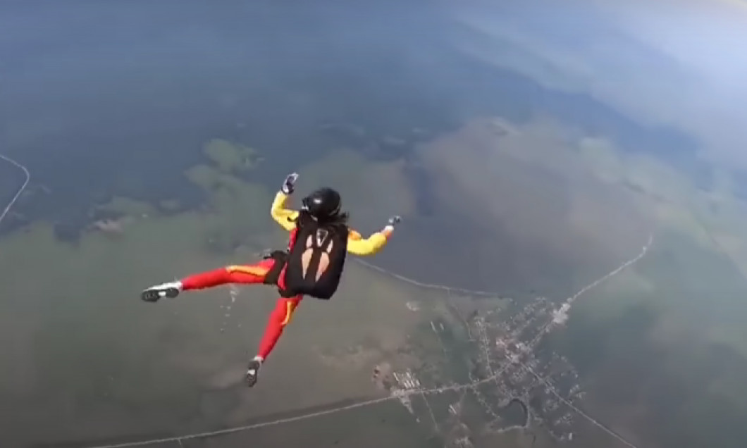 O rusoaică a încercat senzațiile tari și a sărit dintr-un elicopter, dar parașuta nu i s-a mai deschis! Ce s-a întâmplat după ce a zburat așa zeci de secunde