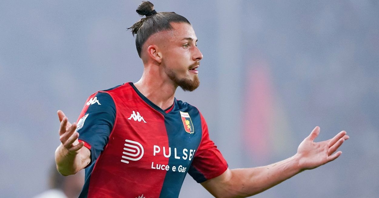 Manchester United, FC Barcelona, AC Milan și Tottenham forțează transferul lui Radu Drăgușin, dar Genoa face anunțul momentului
