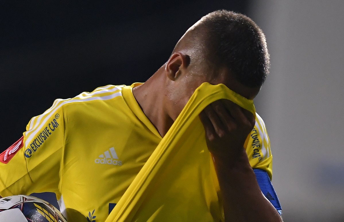 Calvarul prin care trece Valentin Țicu după ce i-a rupt piciorul lui Dragoș Iancu și a primit o suspendare record în Superliga! Mesajul misterios pe care l-a postat arată zbaterile sale emoționale