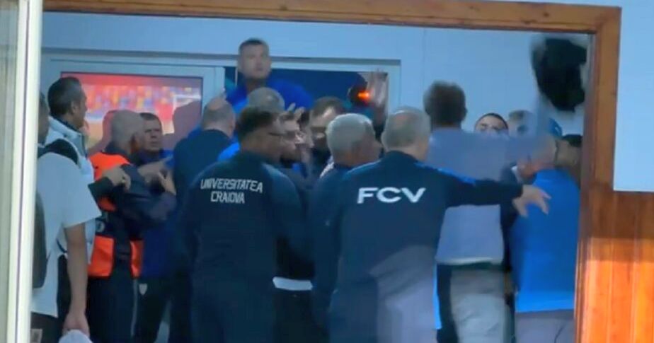 S-au împărțit pumni și picioare după FC Voluntari – Universitatea Craiova! Jucătorii și oficialii, cu nervii întinși la maximum, s-au încăierat la vestiare | VIDEO