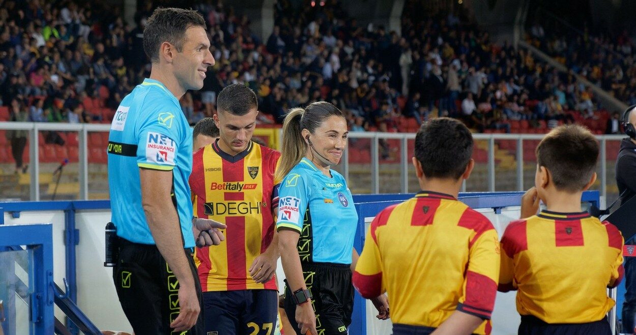 Scandal monstru în Italia, după ce un arbitru a refuzat să îi strângă mâna asistentei sale! Ce pedeapsă a primit | VIDEO