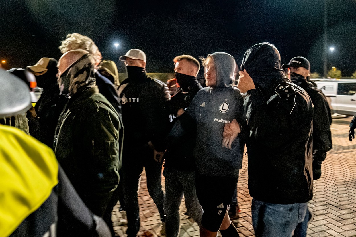 Scene incredibile în Olanda! Doi jucători de la Legia Varșovia, arestați după meciul cu Alkmaar din grupele Conference League | FOTO & VIDEO