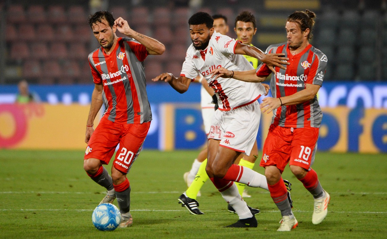Unde greșește Bari cu Malcom Edjouma? Directorul sportiv român care a activat la clubul italian intervine și-i dă un sfat important antrenorului: „Vorbim de un jucător de 1,90 metri!”