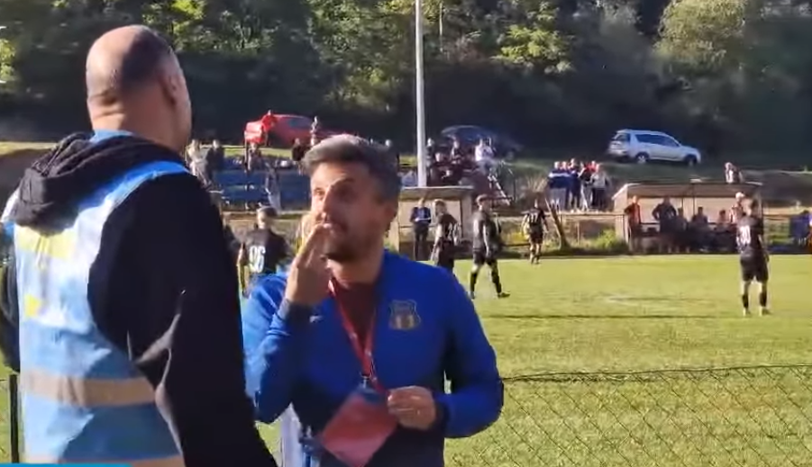 VIDEO | Conducător din Liga 3 luat de ceafă și lovit de un steward: ”Să vină poliția națională! Să-i dați fiola, să sufle!”