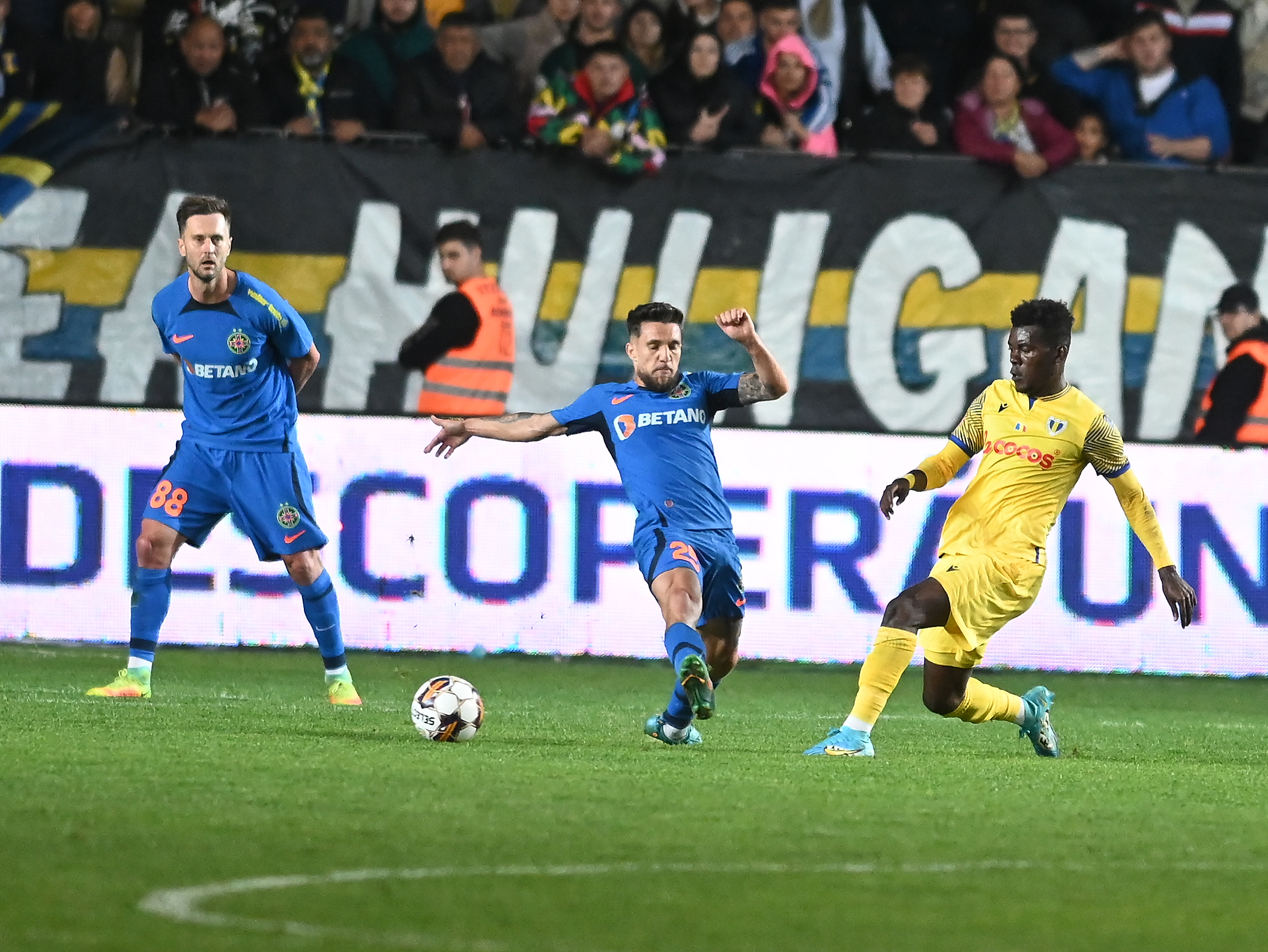 FCSB – Petrolul, ora 20:30, Live Video Online în etapa 29 din Superliga. Liderul se poate distanța la 14 puncte de CFR Cluj. Echipele de start