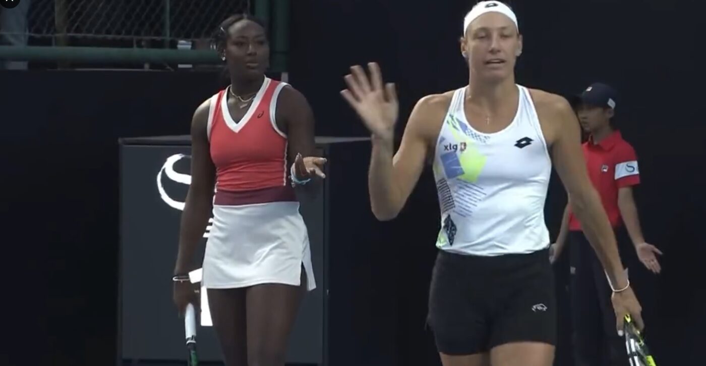 Scene rare pe terenul de tenis! Două jucătoare cunoscute s-au luat la ceartă în timpul meciului deși jucau împreună la dublu | VIDEO