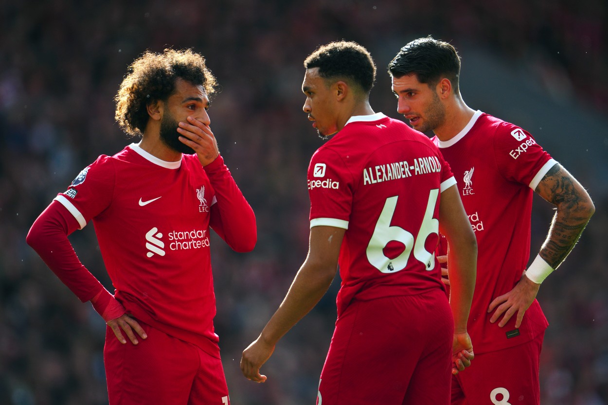 Celebrul fotbalist de la Liverpool, la câțiva centimetri de moarte după ce Furtuna Babet a lovit Anglia! Un stâlp de electricitate a căzut în fața mașinii și jucătorul a făcut un accident grav | FOTO