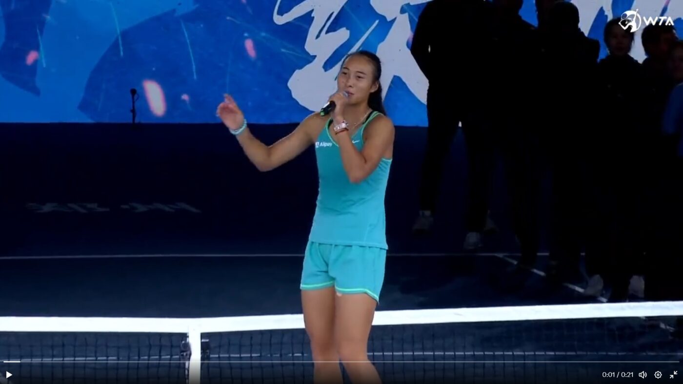 Faza zilei în tenis. Jucătoarea numărul 1 a Chinei a luat microfonul și a început să cânte pe teren după ce a câștigat cel mai important titlu al carierei: „A atins toate notele!” VIDEO
