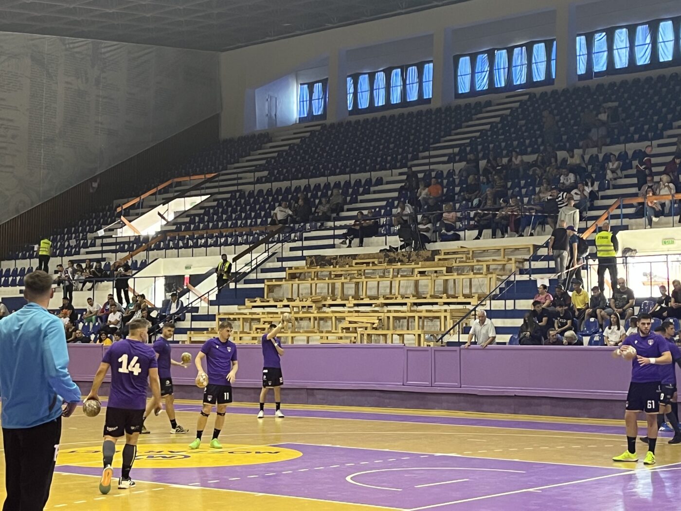 Nu e un nou război, e doar sala de sport din Timișoara! Un meci de handbal de prima ligă s-a jucat în această perspectivă sinistră | FOTO