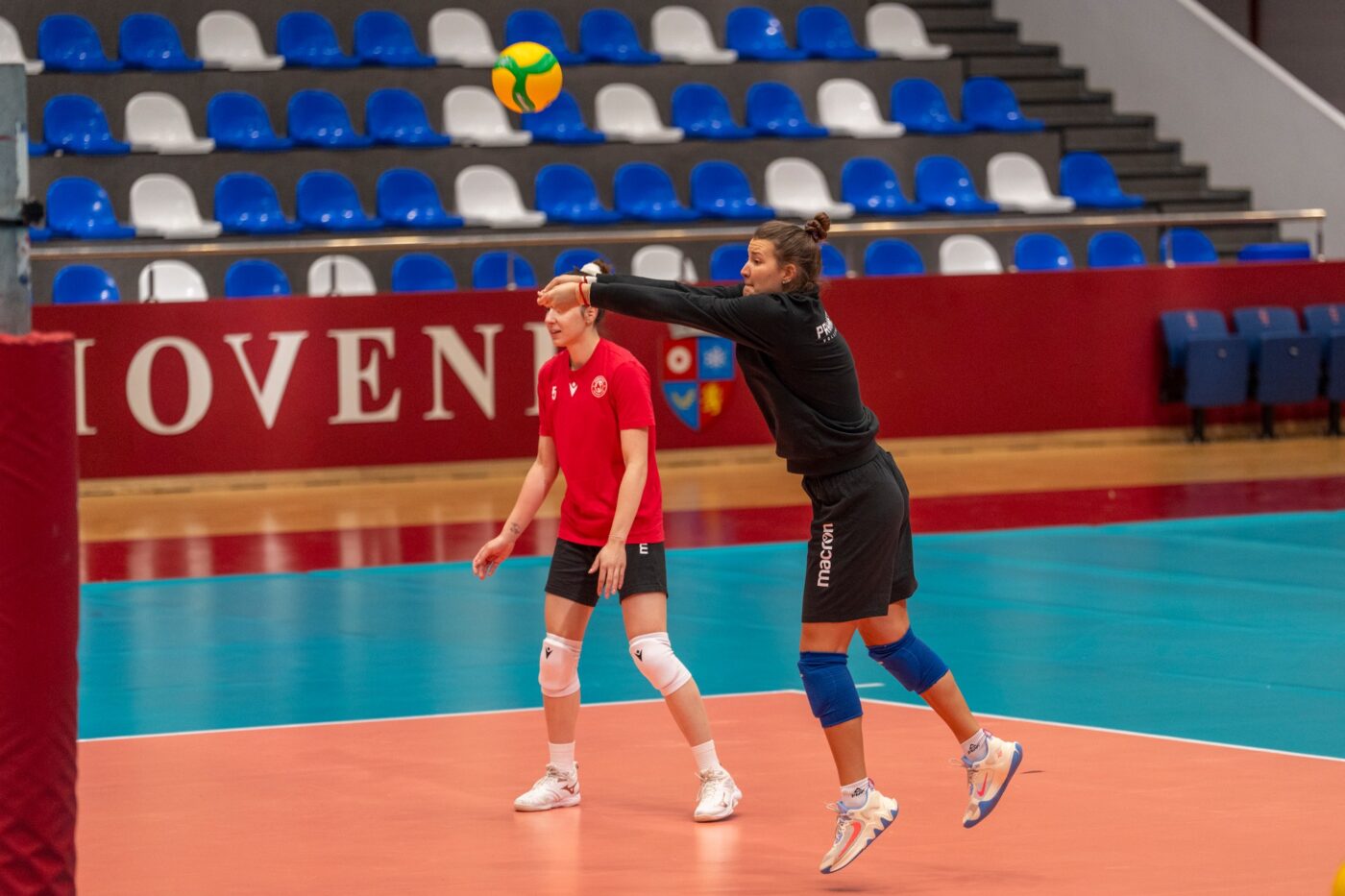 Discurs emoționant înainte de meciul ucrainencelor de la Prometey în Liga Campionilor la volei, disputat în România: „Așteptăm oamenii la sală. Suntem puternici, vom trece noi și peste asta!”