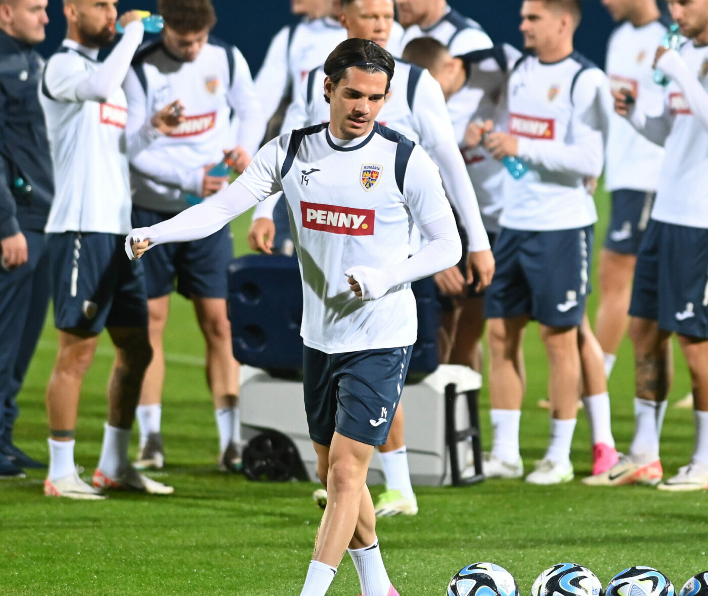 Ianis Hagi, sub presiunea numelui de familie înainte de Israel – România, meciul crucial pentru calificarea la EURO 2024: „E foarte bun, dar încă nu a ajuns la nivelul tatălui său”