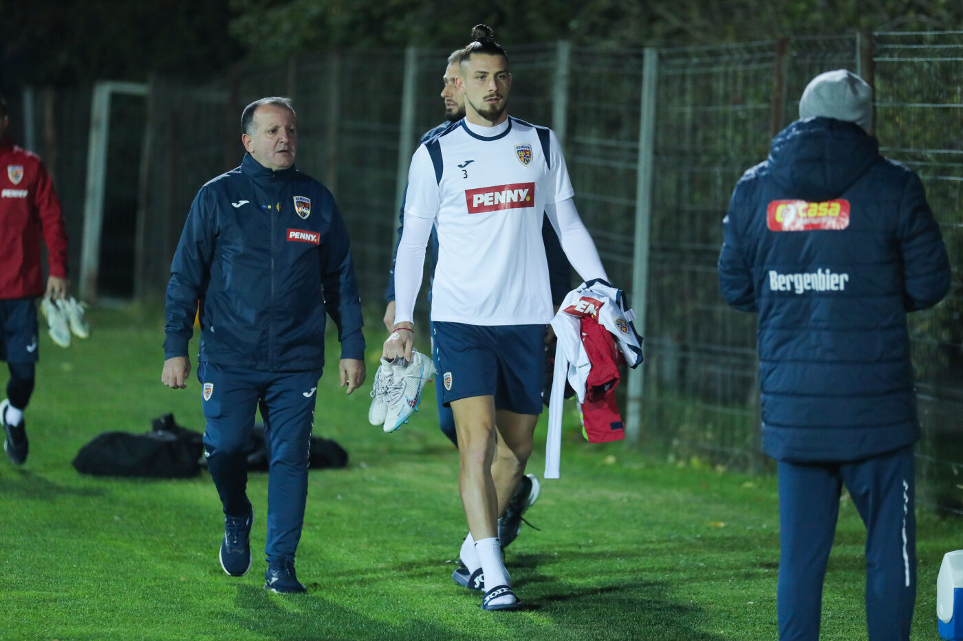 Adio, transfer! Încă un club se retrage din negocierile pentru Radu Drăgușin. Fundașul lui Ajax e mai ieftin