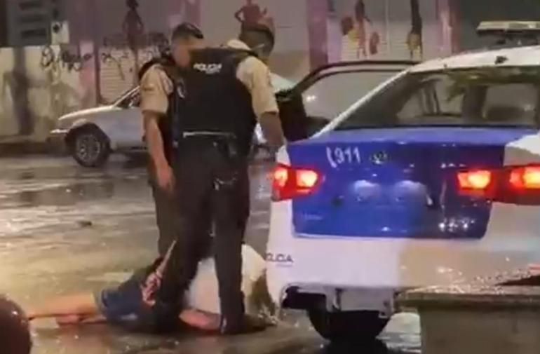Atacantul care făcea senzație în națională a ajuns într-o stare deplorabilă! E filmat beat și fără încălțăminte pe stradă, chiar înainte să fie arestat | VIDEO