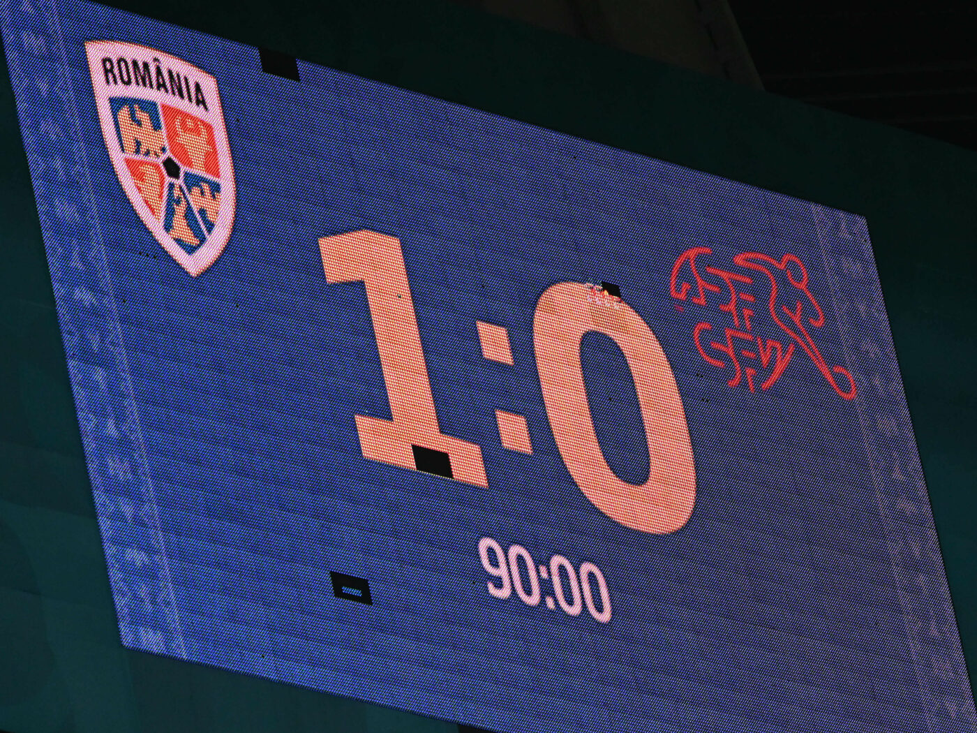 Au crezut că nu văd bine! Ce apariție rară și neașteptată și-a făcut prezența între fanii de rând la meciul România – Elveția 1-0: este una dintre cele mai respectate femei!