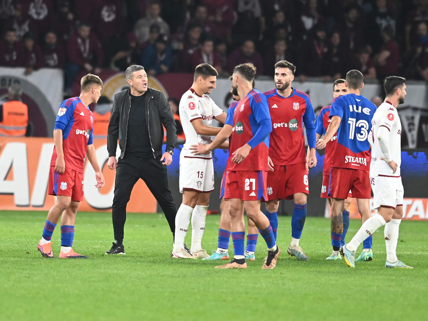 Uniți de FCSB, cei doi adversari au făcut pace după „războiul” de la CSA Steaua – Rapid. Cine sunt fotbaliștii care s-au întins la șuetă după fluierul de final din Ghencea | FOTO EXCLUSIV