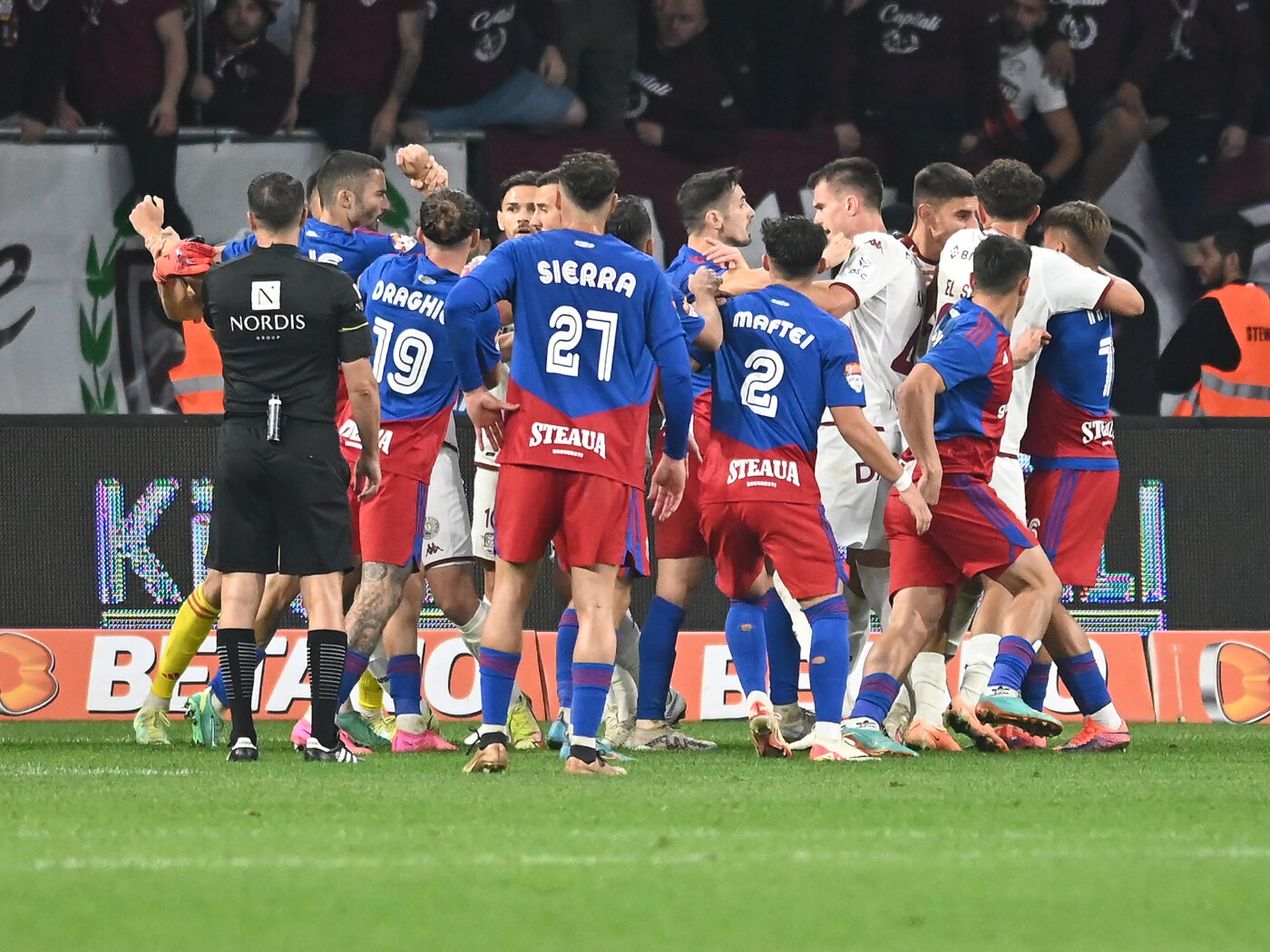 Scandal între jucători la CSA Steaua – Rapid, în minutele de prelungire! S-a lăsat cu amenințări grele: „Ne vedem după!”. Ploaie de scaune aruncate din peluză