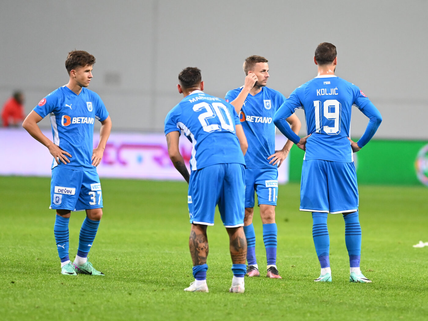 Cât de mare e dezastrul la Universitatea Craiova. Gestul viitorului antrenor al lui Rotaru, din tribună, la ratarea derby-ului, face înconjurul României