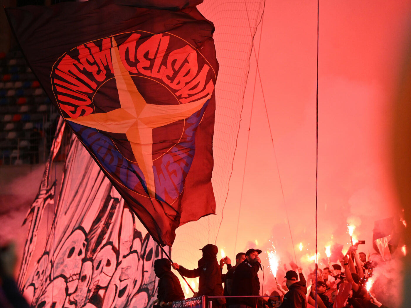 Ce nu s-a văzut la TV în CSA Steaua – Rapid! Gest unic în istoria ultimului deceniu din partea celor de la Peluza Sud față de Gigi Becali: nimănui nu i-a venit să creadă! | SPECIAL