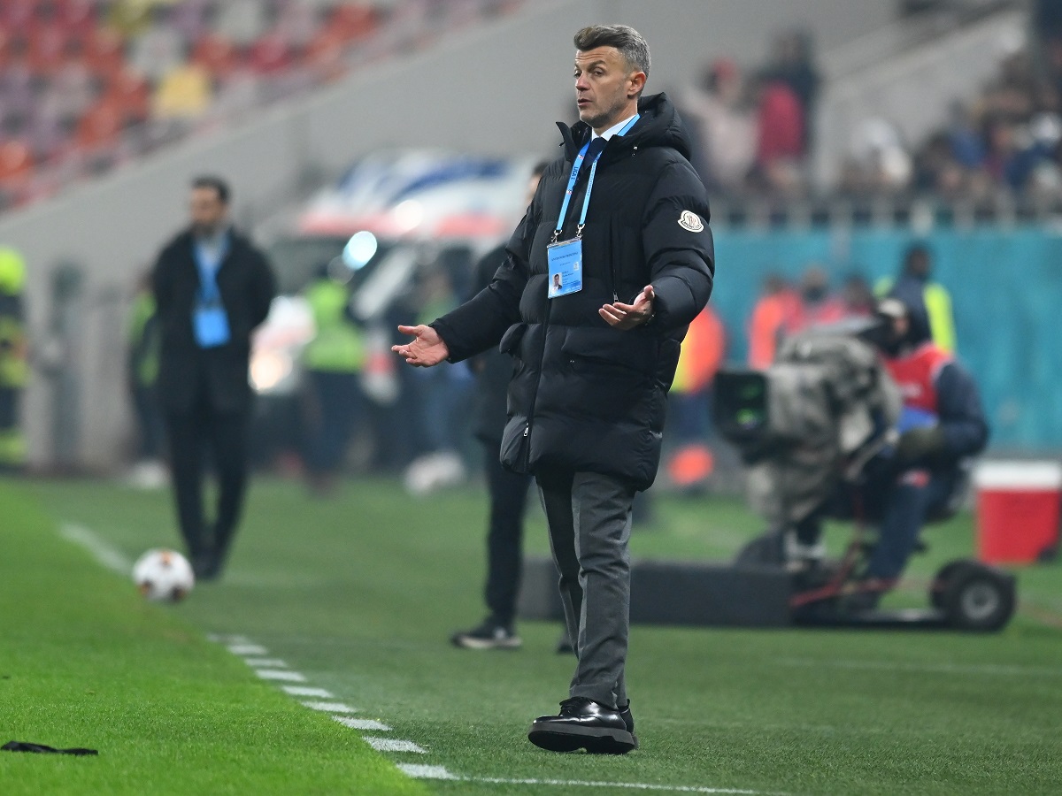 Ce se întâmplă, în culise, la Dinamo! Ovidiu Burcă va fi dat afară din funcția de antrenor, dar poate rămâne în club: cine riscă să cadă drept țap ispășitor în „vânătoarea” acționarilor | EXCLUSIV