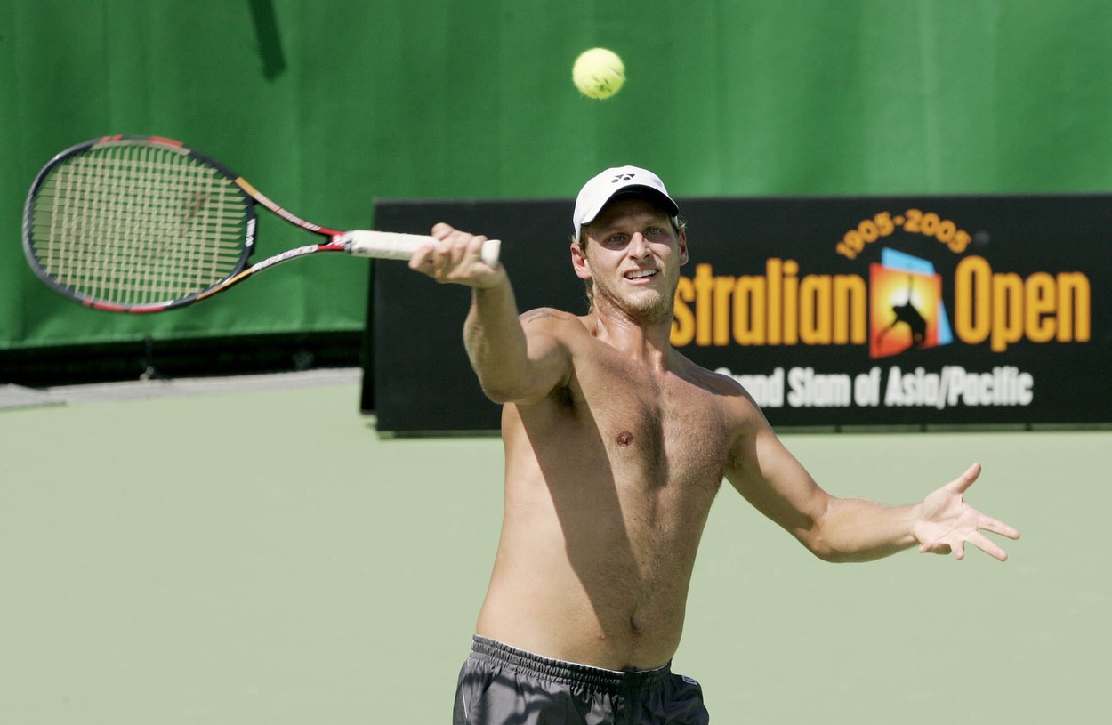 Celebrul jucător de tenis, număr 3 ATP, e acuzat că și-a spionat și hărțuit iubita! A pus o cameră de filmat în gura de aerisire ca să o vadă când face asta. VIDEO