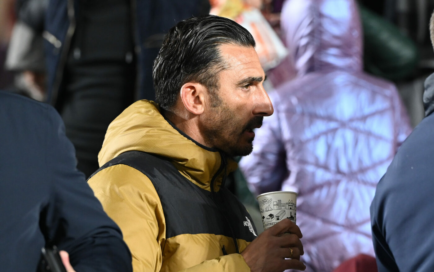 Elias Charalambous, gest obscen fără precedent în fața fanilor lui Dinamo! Riscă o suspendare record. FOTO