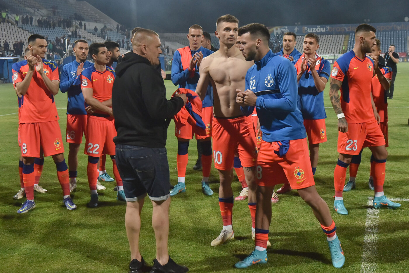 Fostul căpitan de la FCSB, prezent la echipa națională, nu a uitat de unde a plecat: „Le țin pumnii de fiecare dată”. Ce spune despre șansele la titlu