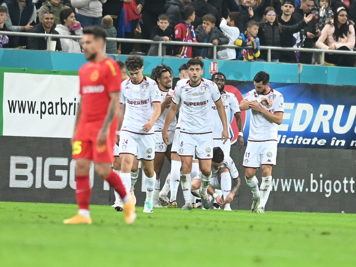 FCSB – Rapid 0-2, Live Video Online, în etapa a 15-a din Superliga | Jayson Papeau distruge apărarea vicecampioanei României. Paul Iacob, execuție neobișnuită pentru un fundaș