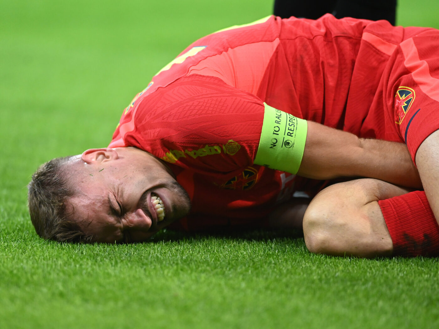 Dezastru pentru FCSB și sperietură mare pentru naționala României: Darius Olaru s-a accidentat grav și a fost scos pe brațe de medici în derby-ul cu CFR! FOTO