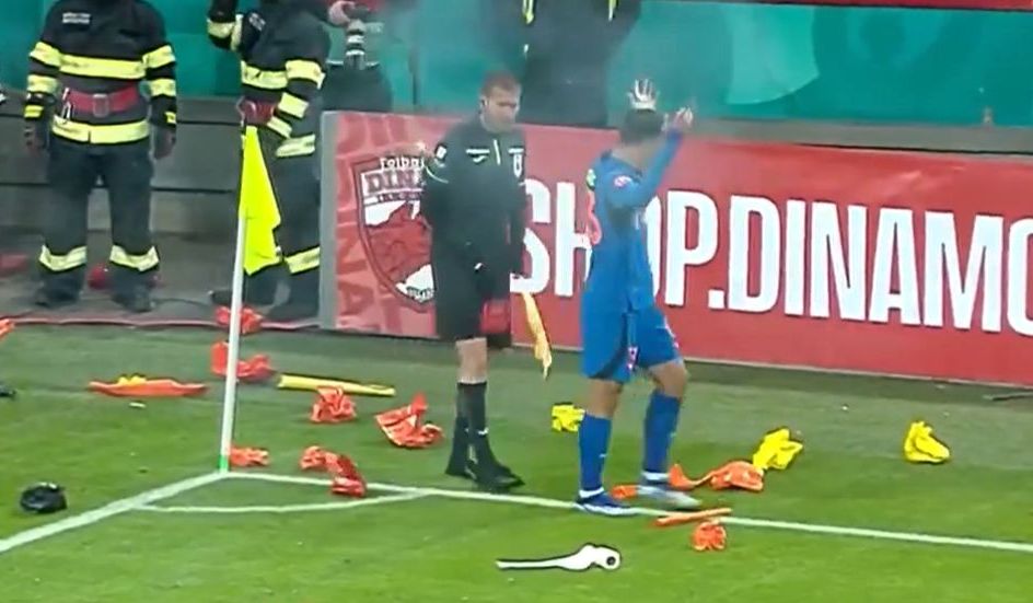 Fanii lui Dinamo au aruncat cu hârtie igienică într-un jucător de la FCSB, iar o petardă a explodat lângă tușier | FOTO