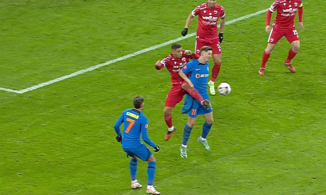 Fază controversată în derby-ul Dinamo – FCSB! „Roș-albaștrii” au cerut penalty după duelul dintre Miculescu și Bena. VIDEO