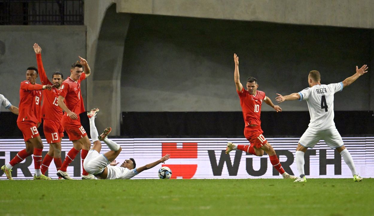 Faza scandaloasă care poate califica România la EURO 2024 i-a făcut pe israelieni să reacționeze  violent pe internet! Arbitrul nu a dat penalty, VAR nu a modificat decizia: „Delirant!”