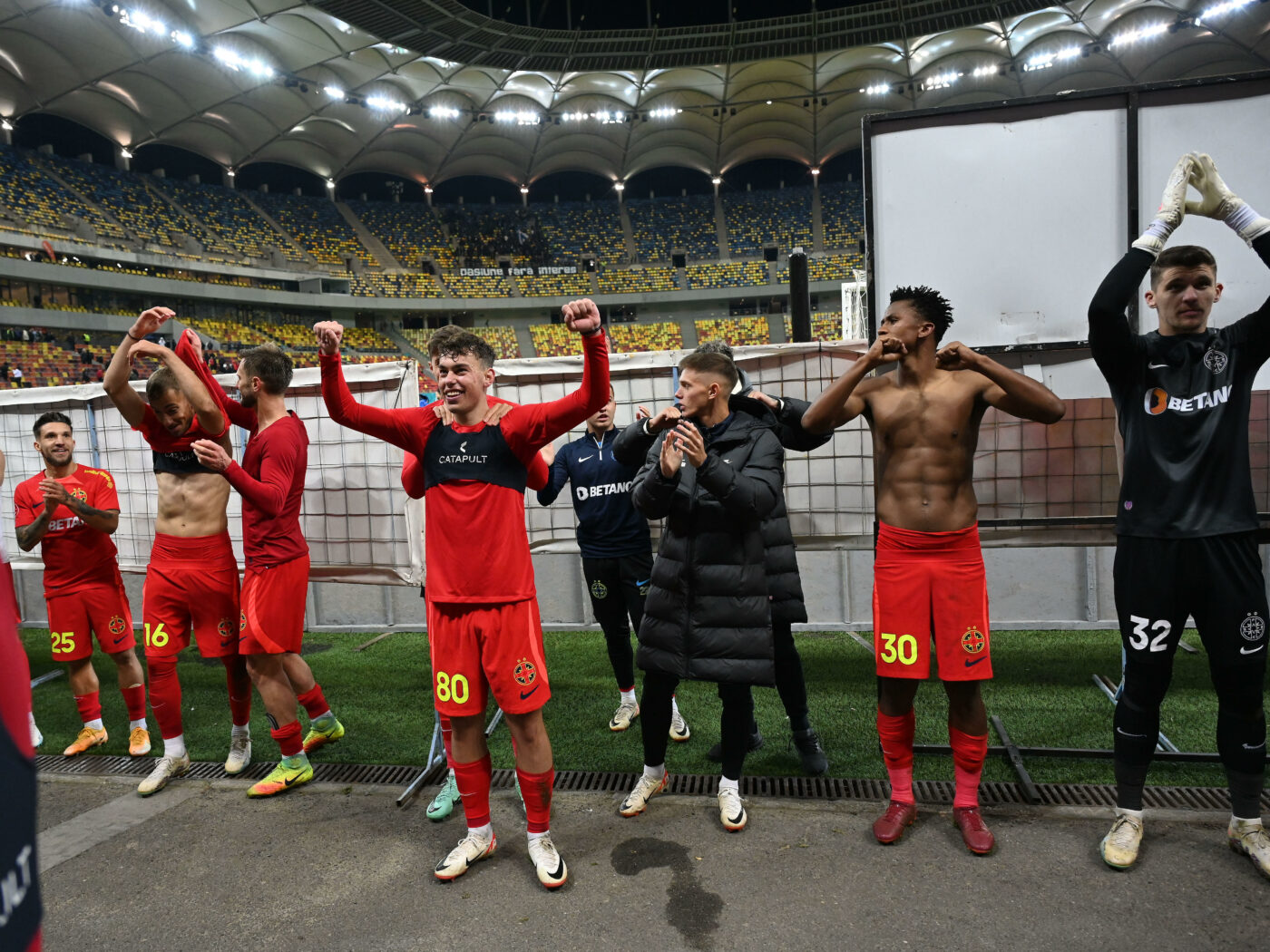 Fotbaliștii FCSB, dezbrăcați din nou de Peluza Nord: fanii i-au lăsat fără tricouri după victoria cu FC U Craiova, deși pe Arena Națională erau 0 grade | GALERIE FOTO